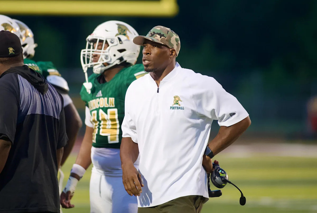 林肯中学足球招募官因{FHSAA}规则违规被暂停职务