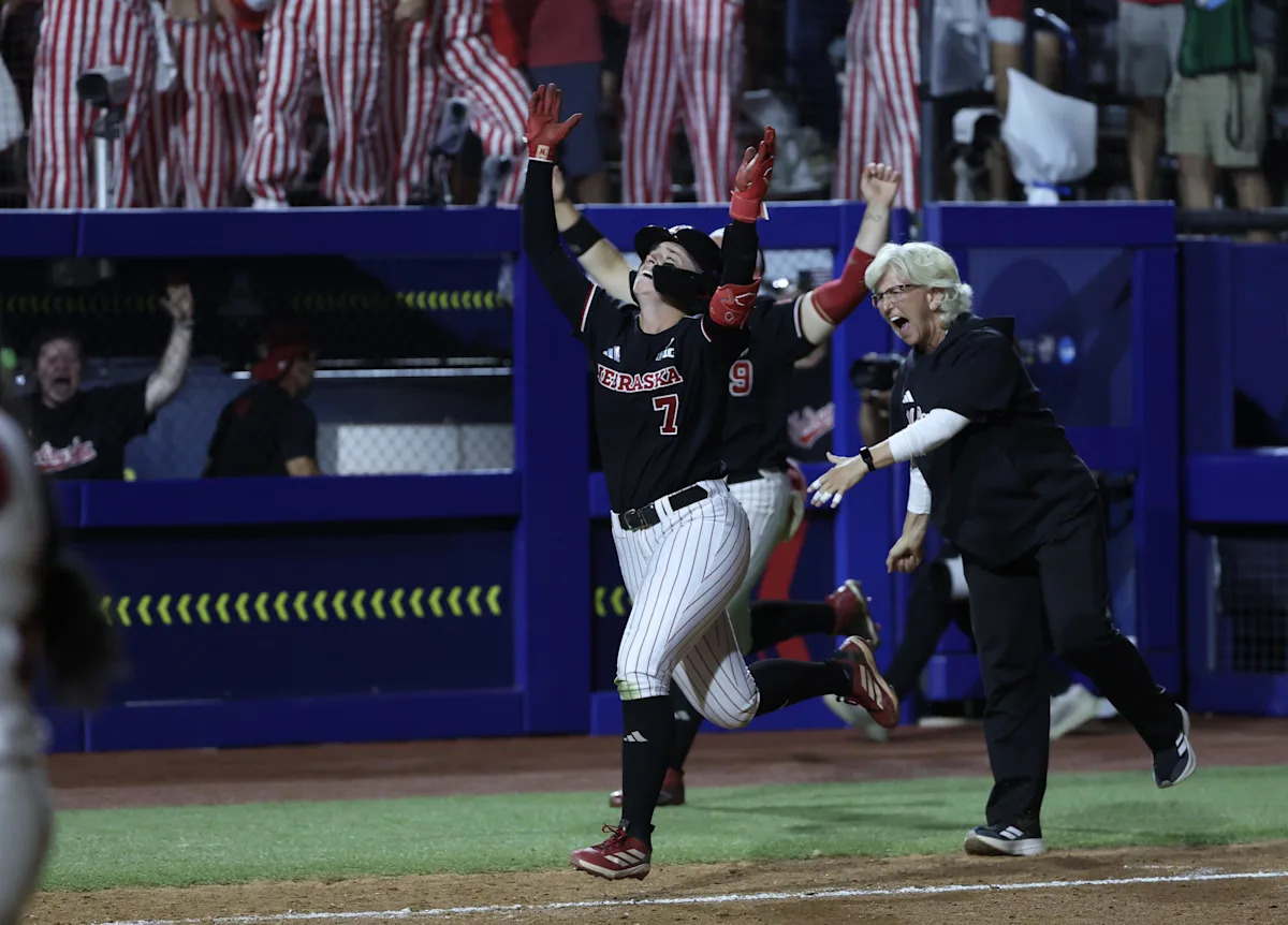 内布拉斯加软球队创历史奇迹！五局延长赛逆转阿肯色，开启 WCWS 新篇章